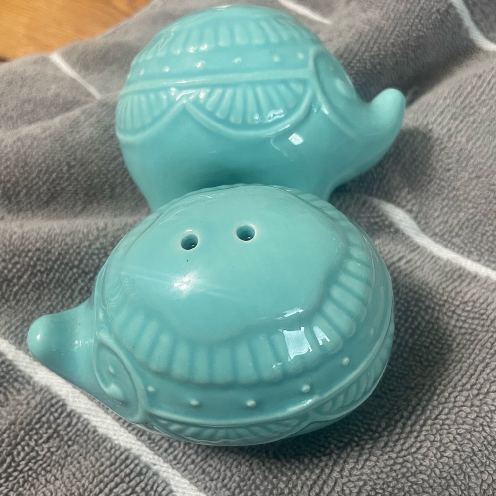 Elephant salt and paper shakers